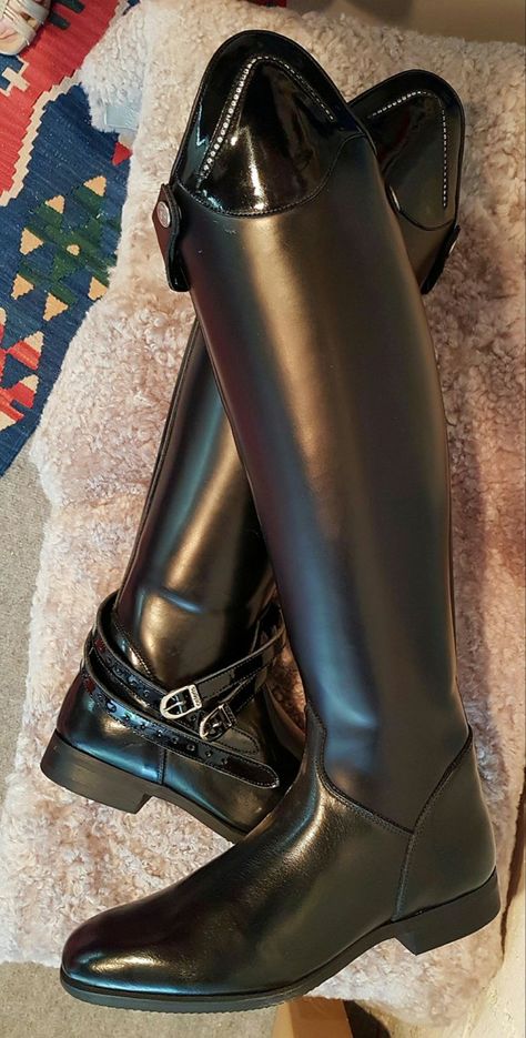 Horses Aesthetics, Horse Riding Shoes, Dressage Boots, Stile Blair Waldorf, Horse Riding Boots, Equestrian Aesthetic, Equestrian Girls, Riding Horse, Horse Accessories