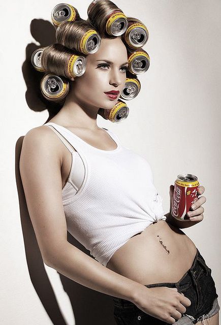 How to curl your hair with soda cans Soda Can Hair Rollers, Can Hair Rollers, 60s Photography, Hair In Rollers, Pinterest Poses, Wet Set, Hot Rollers, Roller Girl, Edgy Makeup