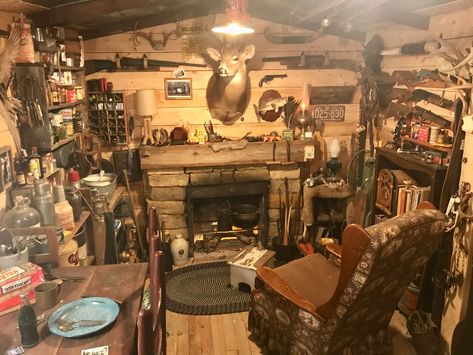 Trapper Cabin Interior, Rustic Hunting Cabin, Hunter Cabin, Inside Small Cabin Ideas, Log Cabin Basement, Small Hunting Cabin Interior, Cowboy Cabin, Hunting House, Hunting Camp Ideas Cabin Living Room