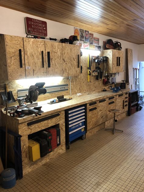 Officine In Garage, Garage Workshop Layout, Garage Workbench Plans, Workshop Layout, Woodworking Shop Plans, Woodworking Shop Layout, Diy Sofa Table, Garage Workshop Organization, Workbench Plans Diy