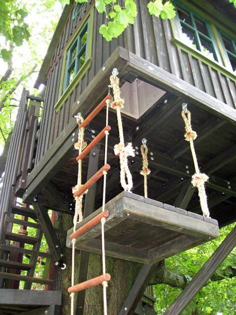 Treehouse Design Architecture, Treehouse Kids, Play Structures For Kids, Treehouse Masters, Building A Treehouse, Tree House Plans, Tree Fort, Tree House Diy, Play Structures