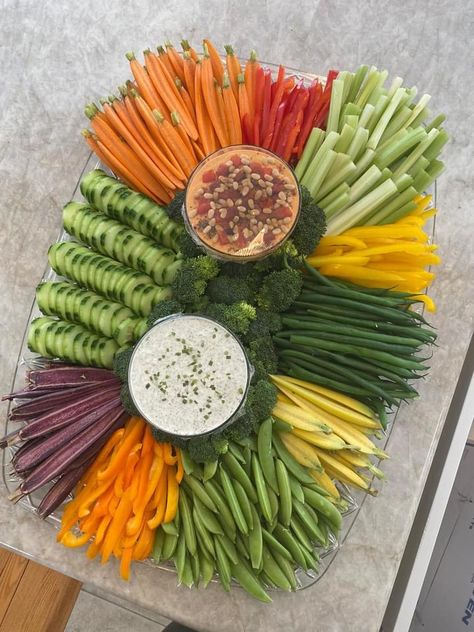 Vegan Christmas Appetizers, Party Appetizers Vegan, Taco Ring, Appetizers Vegan, Holiday Party Appetizers, Fruit Platter Designs, Vegan Party Food, Vegetable Platter, Vegetable Tray