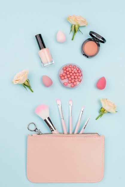 Flat lay collection of beauty products o... | Premium Photo #Freepik #photo #beauty #makeup #flat #beauty-salon Beauty Products Photography Photo Shoots, Cosmetics Photography Ideas Backgrounds, Makeup Cosmetics Photography, Beauty Cosmetics Photography, Flat Lay Makeup, Photo Cosmetic, Beauty Flatlay, Flatlay Ideas, Corrective Makeup