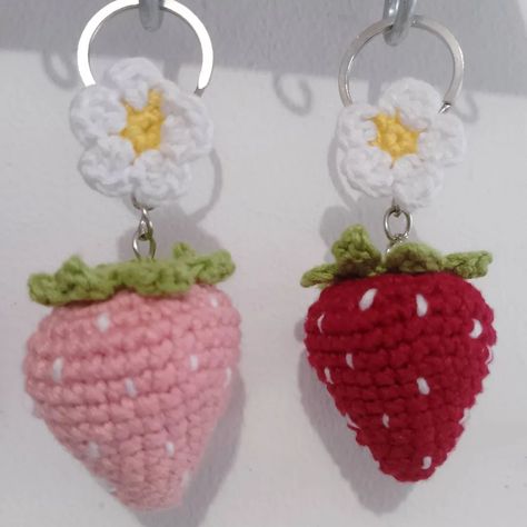 Llaverito de fresas ✨ Creamos amigurumis, llaveros, peluches, funkos, etc. 🫶🏻Todo es a crochet, por lo tanto es hecho a mano 💝Todo se realiza especialmente para el cliente comprador, se manejan muy pocas piezas en stock. 💅🏻Tenemos especial atención al detalle, con los mejores insumos para su larga duración. ✍🏻Si deseas ordenar una pieza en especial te sugerimos lo hagas con un mínimo de 10 días de anticipación, ya que depende el tamaño y nivel de detalles se llevan su tiempo ⏱️ Cotiza sin... Crochet Fruit Keychain, Strawberry Crochet Keychain, Crochet Cherry Keychain, Strawberry Bag Charm Crochet Tutorial, Crochet Strawberry Openable Keychain, Amigurumi, Crochet