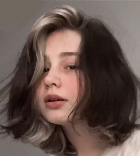 White Hair Dye Ideas Short Hair, Hair White Streak, Egirl Hairstyle Color, Egirl Dyed Hair Ideas, Short Blonde Hair Aesthetic Grunge, E-girl Hair Streak, Egirl Hairstyle Color Blonde, Hair References, Hair White