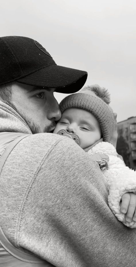 Men With Kids Aesthetic, Baby Girl Tattoo Ideas, Dad And Baby Girl, Baby Girl Tattoo, Pregnant Aesthetic, Korean Baby Girl, Girl Tattoo Ideas, Pregnant Man