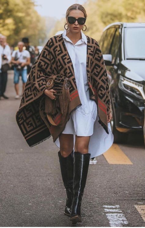 ★ #streetstyle #fashion #style #inspiration #chic #lookbook #outfits Poncho Outfit, Cape Outfit, Smart Casual Work Outfit, Smart Casual Work, Fashion Corner, Chique Outfits, Elegante Casual, Event Outfit, Looks Street Style