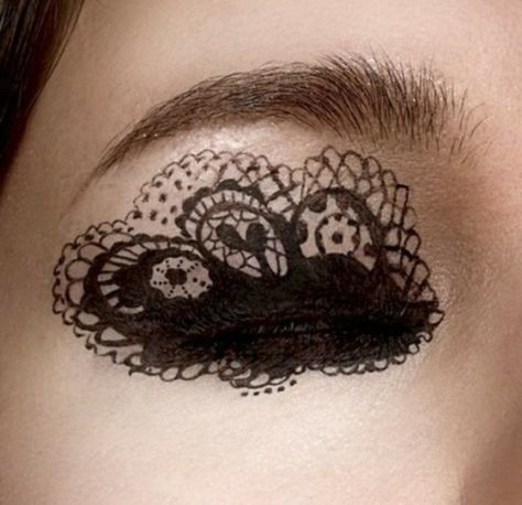 Elegant lace <3 Eyeliner Designs, Brown Eyeliner, Eye Makeup Designs, Fantasy Makeup, Costume Makeup, Makeup Designs, Eye Make, Makati, Eye Art