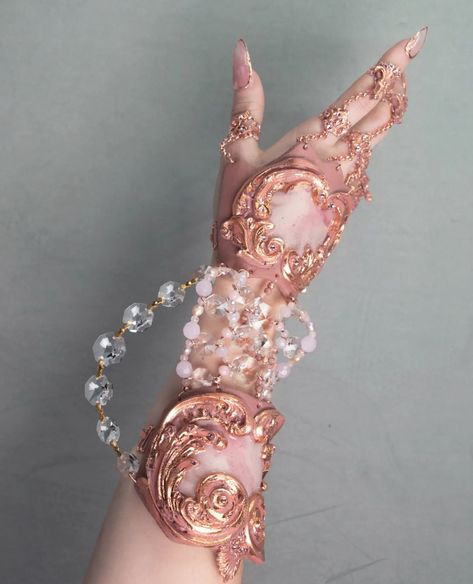 Aesthetic Gloves, Golden Accessories, Masquerade Ball Party, Dress Design Sketches, Magical Jewelry, Fantasy Jewelry, Fantasy Fashion, Oc Ideas, Pretty Jewellery