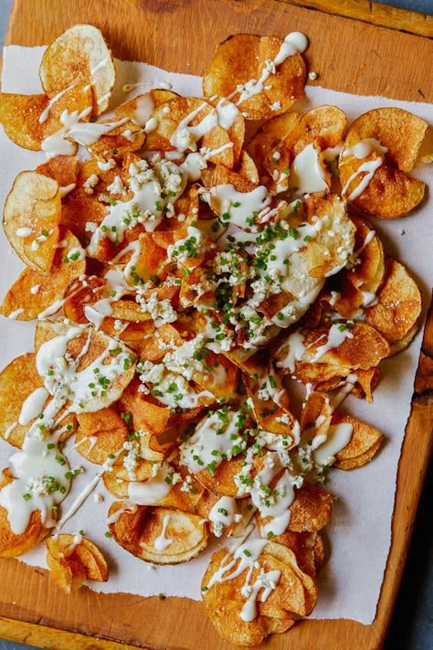 Homemade Potato Chips with Gorgonzola Cheese Sauce  Should try this w/ sweet potatoes and avocado oil Dip For Potato Chips, Homemade Potato Chips, Potato Chip Recipes, Best Potato Recipes, Spoon Fork Bacon, Gorgonzola Cheese, Cheese Chips, Spoon Fork, Cheese Sauce