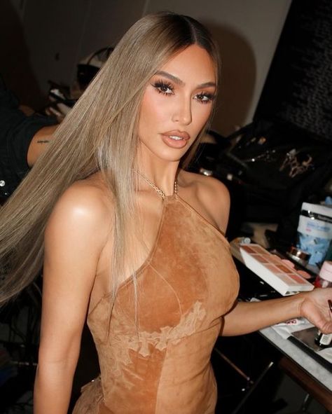 Kim Kardashian on Instagram: "🍯" Kim K Blonde, Kardashian Hair Color, Kim Kardashian Yeezy, Kim Blonde, Kim Kardashian Blonde, Kardashian Style Outfits, Hot Mess Hair, Kimberly Kardashian, Kim Kardashian Hair