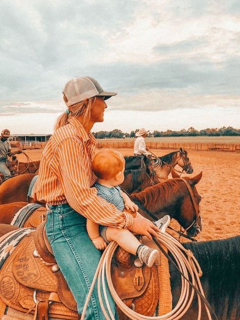 Western Family Photos, Southern Aesthetic, Cute Country Couples, Western Photography, Dream Kids, Western Babies, Rodeo Life, Western Life, Dream Family