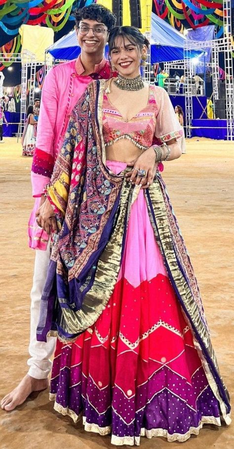 Lengha Blouse Designs, Garba Outfit, Garba Dress, Wedding Dressses, Navratri Dress, Couple Wedding Dress, Indian Outfits Lehenga, Navratri Chaniya Choli, Lehenga Designs Simple