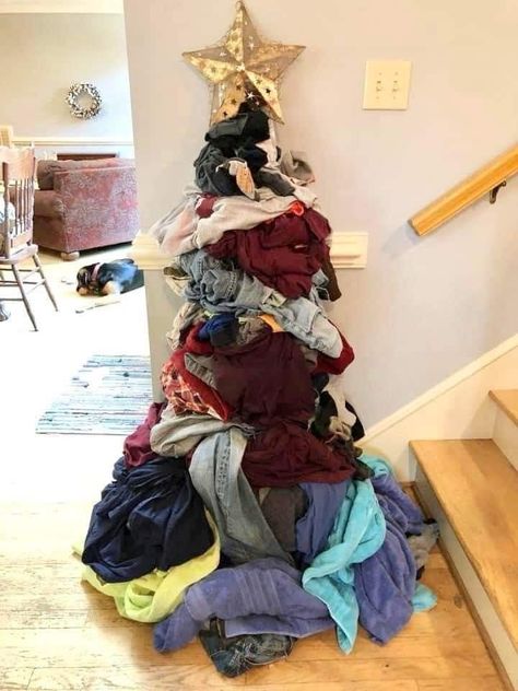 Laundry Meme, Lazy Christmas, Funny Christmas Decorations, Christmas Memes, Folding Laundry, Unique Christmas Trees, Single Mom, Christmas Humor, Funny Images