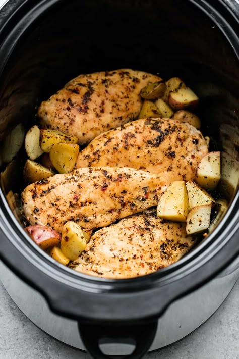 Crockpot Chicken And Potatoes, Italian Chicken Crockpot, Chicken Breast Slow Cooker, Flavorful Meals, Chicken And Potatoes, Chicken Crockpot, Slow Cooker Desserts, Lemon Rosemary, Rosemary Chicken