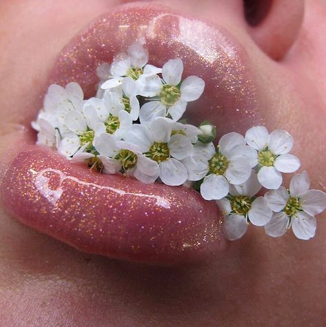 Neea Kuurne on Instagram: “B R O N Z E A S T R A L ✨🌸 #patmcgrath #bronzeastral #astralvinylgloss #lipgloss #flowers #lip #lips #lipart #nature #makeup #mua…” Lip References, Lips Reference, Lips Fillers, Lips Shape, Nature Makeup, Lip Art Makeup, Kiss Lips, Love Lips, Instagram B