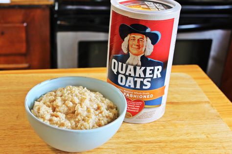 Quaker oatmeal is a classic breakfast choice. It is rich in fiber and can be sweetened easily with brown sugar, maple syrup and honey. Quaker oats are easy to cook and just require boiling water and adding the toppings of your choice, such as raisins, coconut or nuts. Pair Quaker oatmeal with some cooked eggs … Quaker Oats Recipes, Quaker Oats Oatmeal, Quaker Instant Oatmeal, Quick Oatmeal, Quaker Oatmeal, Old Fashioned Oats, Old Fashioned Oatmeal, Oat Cereal, Quaker Oats