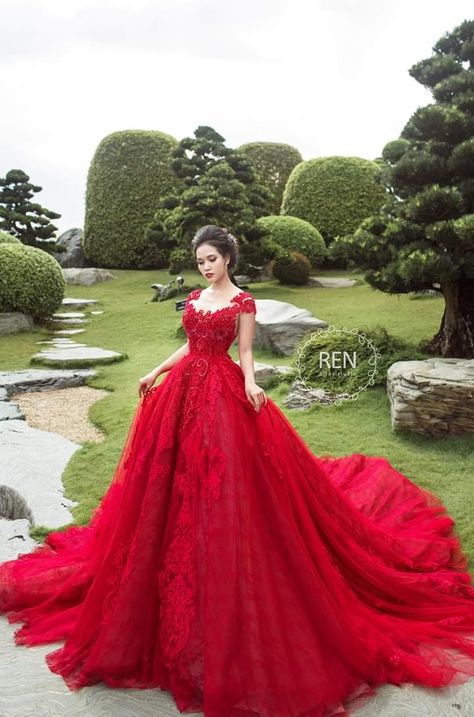 Red Princess Dress Fairytale, Short Frock Dresses, Wedding Gown Cuts, Dress Nikah, Red Princess Dress, Baju Kahwin, Extravagant Wedding Dresses, Flower Prom Dress, Modern Gown