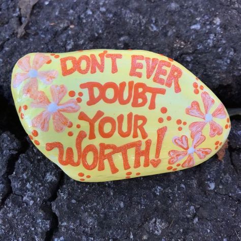 Positivity Pebbles, Inspirational Rocks, Happy Rock, Diy Rock Art, Painted Rock Animals, Stone Art Painting, Painted Rocks Kids, Painted Rocks Craft, Painted Rocks Diy