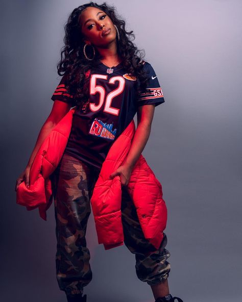 @nikechicago on Instagram: “Style up to 🐻⬇️. _ Gear up for Sunday’s game at Nike Chicago.  _ Purchase a @chicagobears NFL jersey and receive a limited-edition Bears-…” Chicago Bears Outfit Woman, Nfl Jersey, Bear Outfits, Instagram Style, Chicago Bears, Simple Life, Bears, Nfl, Chicago