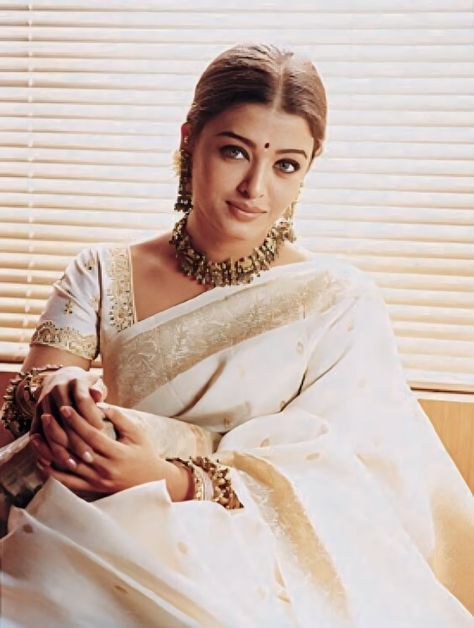 Nayanthara Aesthetic, Aishwarya Rai Saree, Aishwarya Rai In Saree, 20s Outfit, 90s Bollywood Fashion, Aishwarya Rai Pictures, Light Makeup Looks, Half Saree Lehenga, Bengali Bride