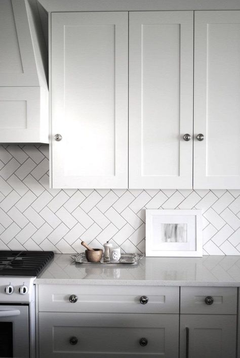 Subway Tile Herringbone, Backsplash Herringbone, Creative Kitchen Backsplash, White Brick Tiles, Herringbone Subway Tile, Kitchen Backsplash Tile Designs, Metro White, Backsplash Tile Design, White Kitchen Backsplash