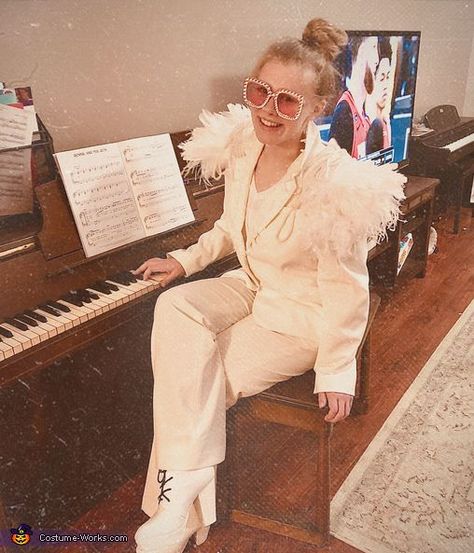 Elton John Makeup Look, Elton John Halloween Costume, Costumes With Glasses, Fantasia Diy, Elton John Costume, Feather Costume, British Costume, Diy Costumes Women, Halloween Coustumes