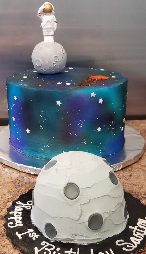 Astronaut Cake Ideas, Moon Smash Cake, Outer Space Smash Cake, Space Smash Cake, Astronaut Cake, Planet Cake, 9th Birthday Cake, Twin Birthday Cakes, Cake Smash Theme