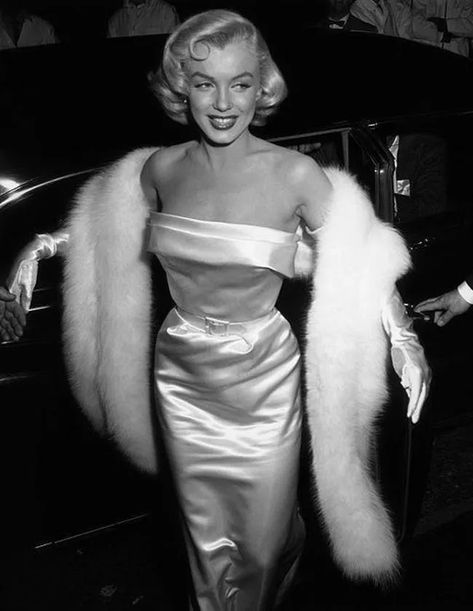 Marilyn Monroe Pink Dress, Marilyn Monroe Outfits, Old Hollywood Aesthetic, Marilyn Monroe Movies, Hollywood Aesthetic, Marilyn Monroe Fashion, Marilyn Monroe Photos, Norma Jeane, Vintage Hollywood