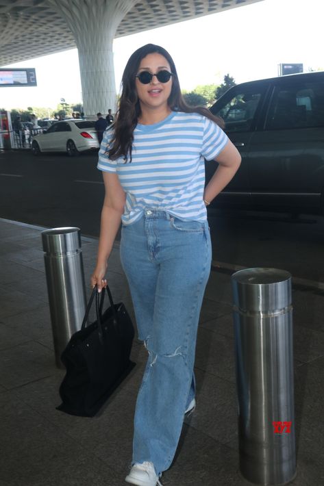 Parineeti Chopra Spotted At Airport In Mumbai Departure - Gallery #ParineetiChopra #Airport #Mumbai Bollywood Casual Outfits, Indian Airport Look, Airport Looks Bollywood, Parineeti Chopra Outfits, Pareeniti Chopra, Celebrity Airport Outfit, Airport Outfit Summer, Celebrity Casual Outfits, At Airport