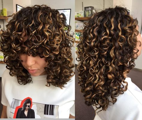 Freehand Pintura Highlights @st3phluvaaa .....devacut by @nevila_devacurl Woman With Curly Hair, Uk Hairstyles, Salon Hair Color, Hair Perm, Highlights Curly Hair, Balayage Hair Dark, Colored Curly Hair, Balayage Hair Blonde, Hair Color Highlights