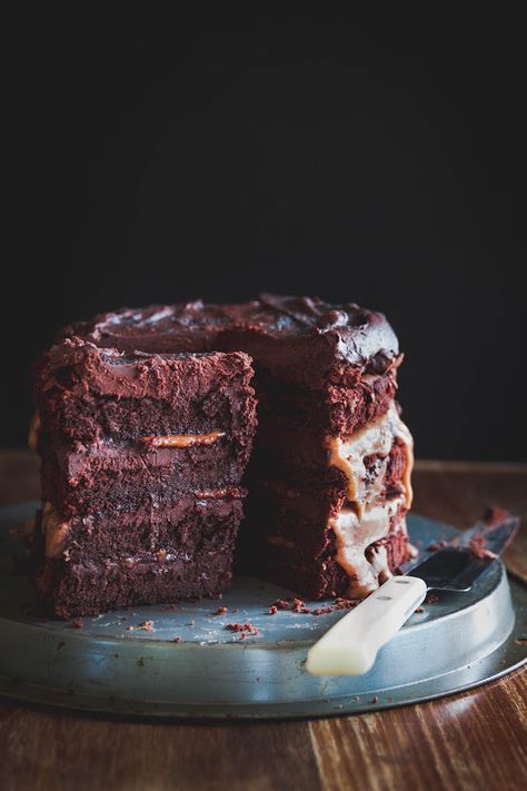 Caramel Layer Cake, Chocolate Layer Cake Recipe, Layer Cake Recipes, Caramel Fudge, Chocolate Layer Cake, Triple Chocolate, Theobroma Cacao, Chocolate Shavings, Chocolate Fudge