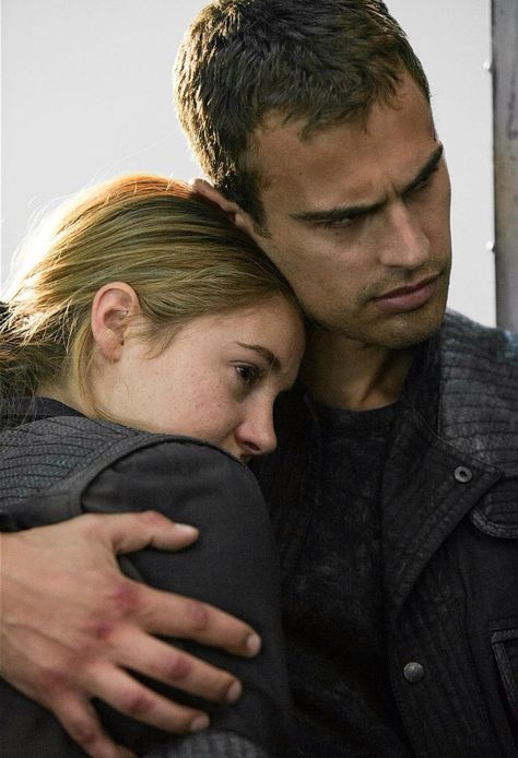 Tobias Eaton (Theo James) and Tris Prior (Shailene Woodley) in Divergent - The train scene. Divergent 2014, Divergent Theo James, Divergent Tris, Tris And Tobias, Divergent Four, Tris And Four, Divergent Movie, Divergent Fandom, Tobias Eaton