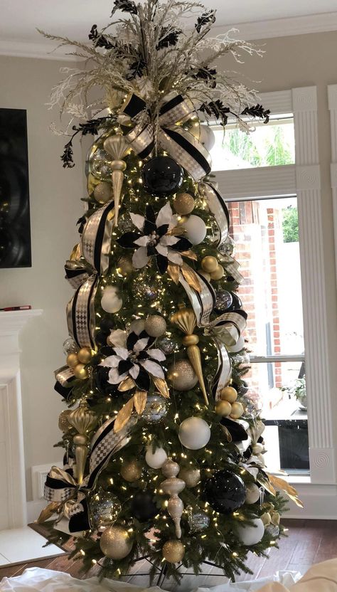 Silver Christmas Wallpaper, Black And Gold Christmas Tree, Black White And Gold Christmas, Silver Christmas Tree Decorations, Black Christmas Tree Decorations, Small Bathroom Designs, Black And Gold Christmas, Glam Christmas Tree, Black Christmas Decorations