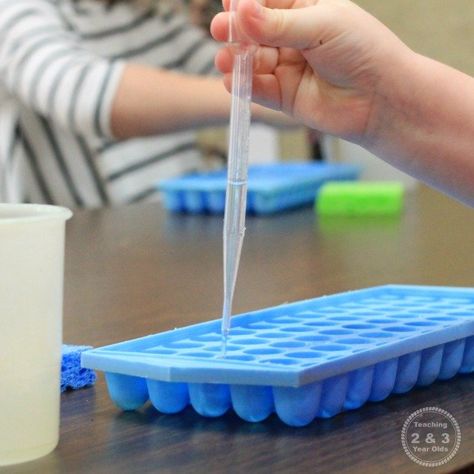 Strengthen Preschool Fine Motor Skills with Water! Toddler Fine Motor, Learning Centers Preschool, Preschool Fine Motor Skills, Preschool Fine Motor Activities, Water Activity, Preschool Centers, Preschool Fine Motor, Fine Motor Skills Activities, Motor Skills Activities