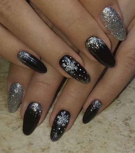 Black Christmas Nail Art, Black Nail Designs Christmas, Black Nails For Christmas, Kerstnagels Glitter, New Year Acrylic Nails, December Gel Nails, Black Christmas Nail Designs, Christmas Nails Black, Winter Nails Classy