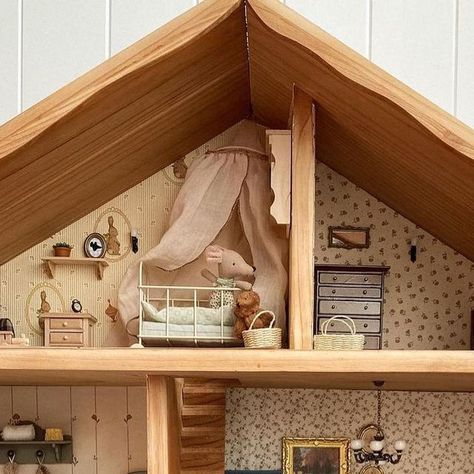 maileglovers dňa August 30, 2023: "Fantastic mouse house decorated by @withlovekaycee. Just look at all the details 🤍🤍 Kaycee also shares some beautiful snapshots of family life and home decor with a vintage vibe. Check her out 🩷 📷: @withlovekaycee #mailegworld #maileglove #maileg #mailegmouse #maileginstagram #maileglovers #mailegfriends #maileginspired #mailegliebe #mailegmice #mailegmousefamily #mailegbunny #maileguk #mailegusa #mailegdenmark #mailegpolska #mailegdk #mailegaustralia # Maileg Dollhouse Furniture Diy, Maileg Mouse Dollhouse, Maileg Dollhouse Ideas, Mouse House Diy, Mice Dollhouse, Maileg Mouse House, Maileg House, Dollhouse Cottage, Maileg Dollhouse