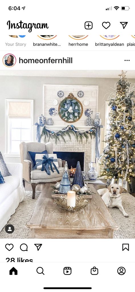 Chinoiserie Christmas Decor, Blue And White Christmas Decor, Blue Christmas Tree Decorations, Chinoiserie Christmas, Blue Christmas Decor, Christmas Tree Decorating Themes, Christmas Fireplace Decor, Preppy Christmas, Blue Christmas Tree