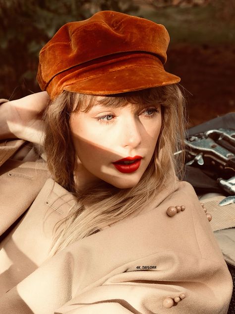 Taylor Swift in 4k on Twitter: "… " Taylor Swift Red Album, Taylor Swift Photoshoot, Miss Americana, Loving Him Was Red, Taylor Swift Birthday, Estilo Taylor Swift, Taylor Swift Fearless, Red Icons:), Taylor Swift Red