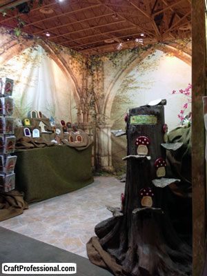 Hmmm, burlap used among the displayed items.  Great idea for your more rustic looking soaps. Craft Booth Design, Art Fair Display, Booth Pictures, Art Fair Booth, Festival Booth, Craft Booth Display, Vendor Displays, Painted Backdrops, Craft Fairs Booth