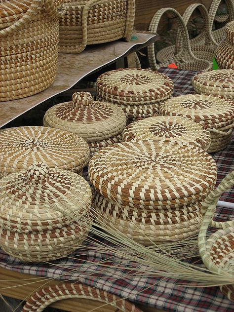 Sweetgrass basket-making is a centuries-old art form that is still alive and well in the Charleston and Mount Pleasant areas of South Carolina. Image: Wikimedia Commons Pine Needle Crafts, Sweetgrass Basket, Basket Weaving Diy, Basket Weaver, Grass Basket, Pine Needle Baskets, Woven Baskets, Pine Needles, Southern Charm