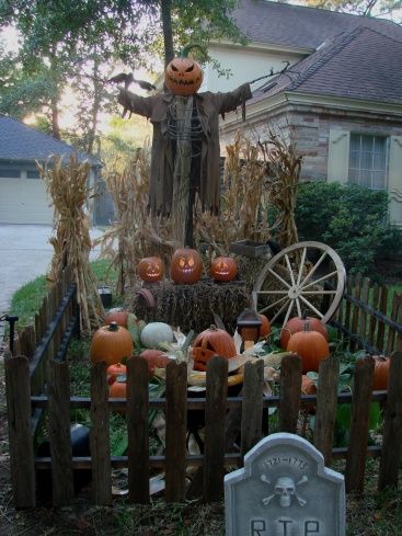 Singing Pumpkins, Front Yard Halloween Decorations, Decorating Halloween, Outside Halloween Decorations, Halloween Outdoor Decoration, Scarecrow Halloween, Dekorasi Halloween, Halloween Diy Outdoor, Halloween Decor Diy