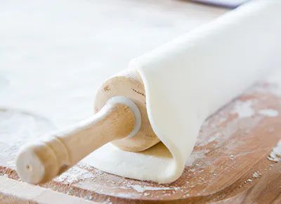 Fondant Icing Recipe | Food | Purewow Easy Fondant Recipe, Poured Fondant, Homemade Fondant, Tasty Cake, How To Make Marshmallows, Fondant Recipe, Rolling Fondant, Homemade Marshmallows, Cinnamon Cream Cheese Frosting