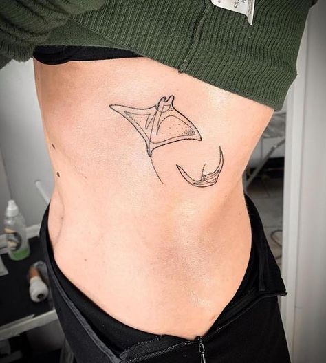 Mini Tattoo Ideas, Manta Ray Tattoo, Stingray Tattoo, Ray Tattoo, Tattoo Spots, Small Pretty Tattoos, Tattoos Designs, Manta Ray, Tattoos For Daughters