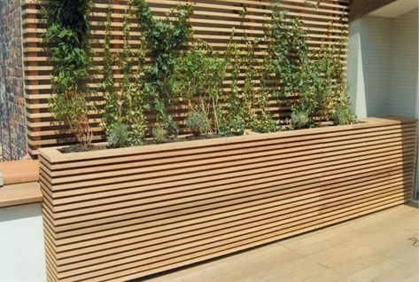 Beautiful yet functional privacy fence planter boxes ideas 14 Large Patio Planters, Tall Wooden Planters, Patio Planter Boxes, Large Planter Boxes, Simple Balcony, Apartment Simple, Boxes Ideas, Fence Planters, Wooden Deck