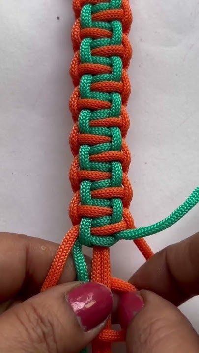 Paracrod bracelet design #design #bracelet #handmade #paracordbracelet #diy #shortsvideo #Knot #work Knot Tying Tutorial, Knots Jewelry, Paracord Bracelet Patterns, Paracord Bracelet Tutorial, Snake Knot, Paracord Armband, Paracord Bracelet Diy, Paracord Tutorial, Paracord Diy