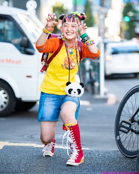 Harajuku Fashion Decora, 90s Japanese Fashion, Converse Fits, Decora Harajuku, Harajuku Tokyo, Colorful Clothes, Fashion Walk, Tokyo Street Style, Harajuku Outfits