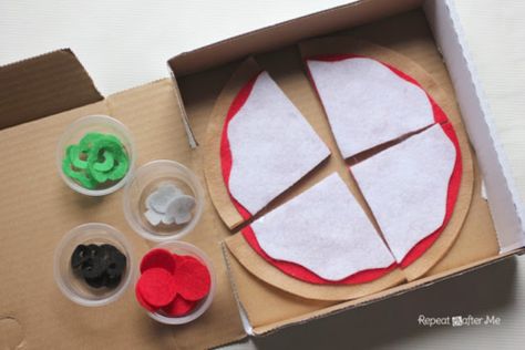 Play Food Felt Pizza - Repeat Crafter Me Felt Food Pizza, Wednesday Crafts, Felt Crafts Kids, Felt Pizza, Pizza Craft, Play Kitchen Food, Felt Food Diy, Felt Food Patterns, Pizza Maker