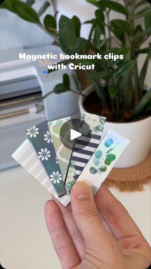 Beginner Cricut, Diy Magnets, Diy Bookmarks, Magnetic Bookmarks, My Books, Cricut Machine, Cricut Tutorials, Vinyl Crafts, Diy Home Crafts