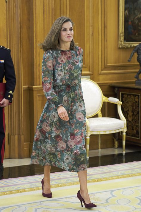 Pretty Fall Dresses, Spain Print, Dress Queen, Spain Photos, Chique Outfits, Letizia Of Spain, High Street Fashion, Dress Zara, Queen Dress